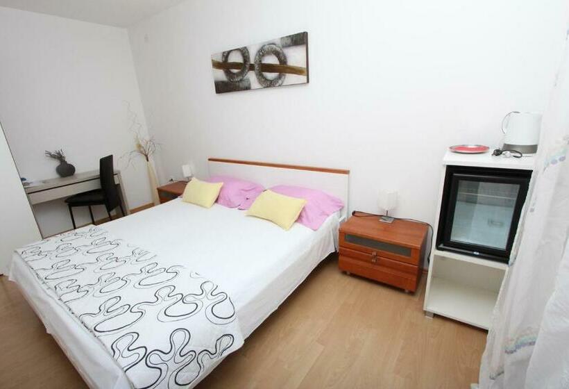 غرفة قياسية مزوَّدة بشُرفة, Rooms And Apartment Luana