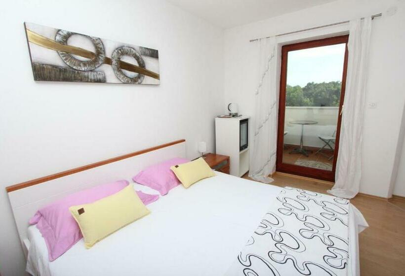 غرفة قياسية مزوَّدة بشُرفة, Rooms And Apartment Luana