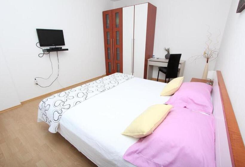 غرفة قياسية مزوَّدة بشُرفة, Rooms And Apartment Luana