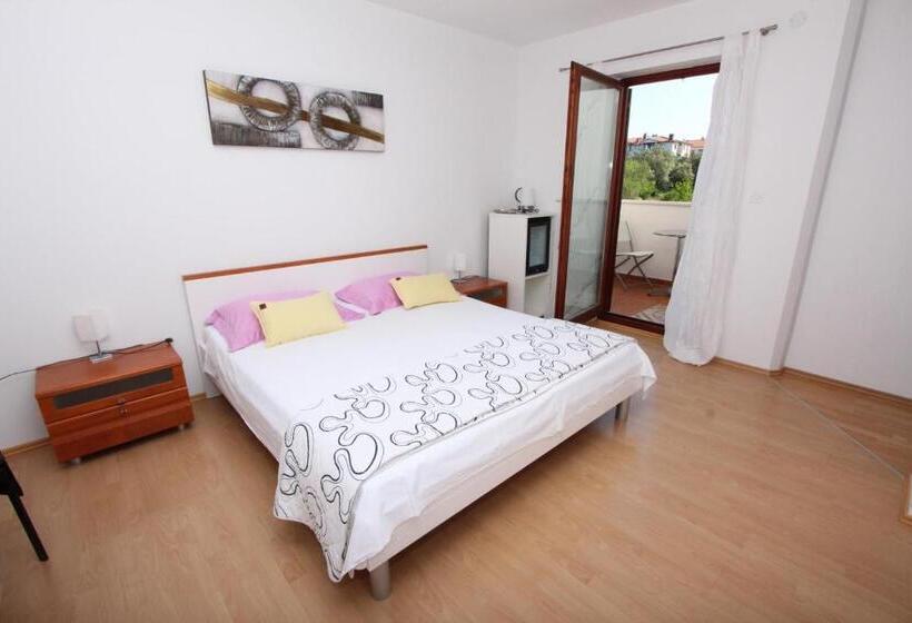 غرفة قياسية مزوَّدة بشُرفة, Rooms And Apartment Luana