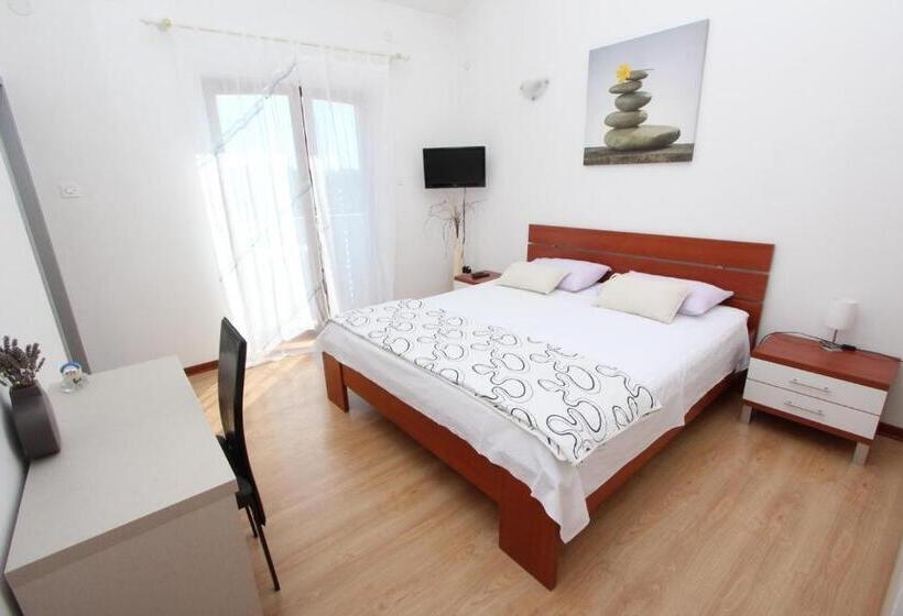 غرفة قياسية مزوَّدة بشُرفة, Rooms And Apartment Luana