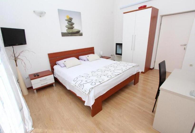 غرفة قياسية مزوَّدة بشُرفة, Rooms And Apartment Luana