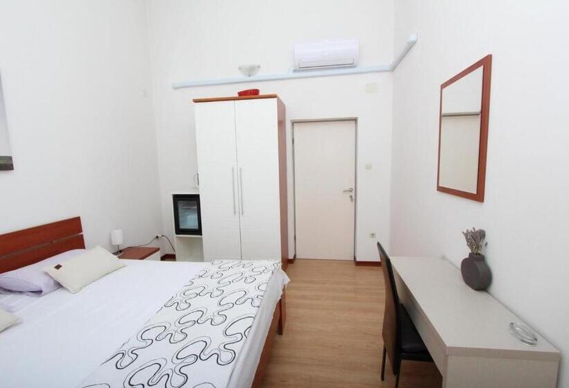 غرفة قياسية مزوَّدة بشُرفة, Rooms And Apartment Luana