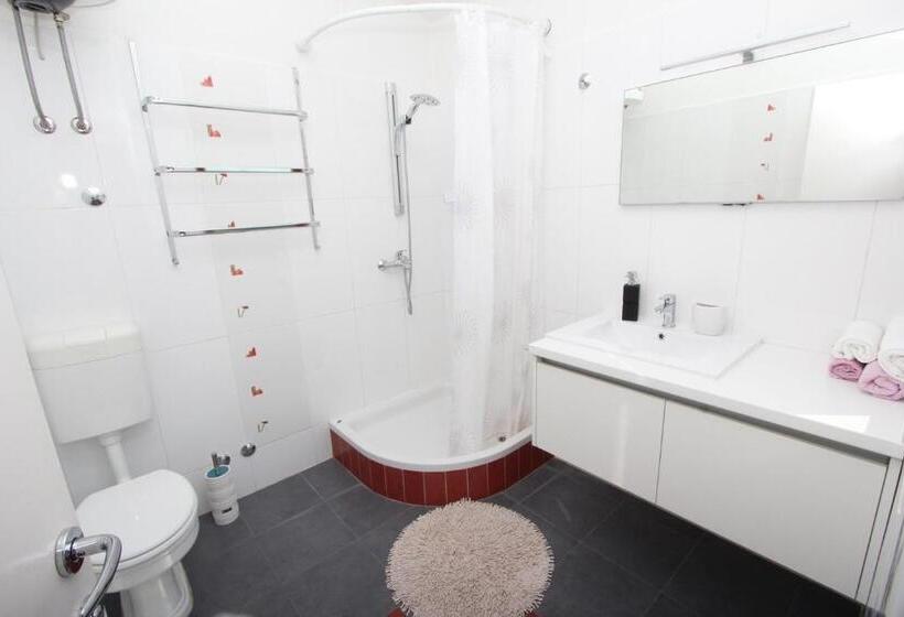 غرفة قياسية مزوَّدة بشُرفة, Rooms And Apartment Luana