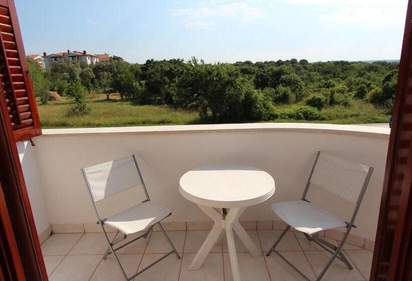 غرفة قياسية مزوَّدة بشُرفة, Rooms And Apartment Luana