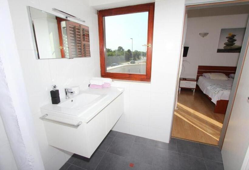 غرفة قياسية مزوَّدة بشُرفة, Rooms And Apartment Luana