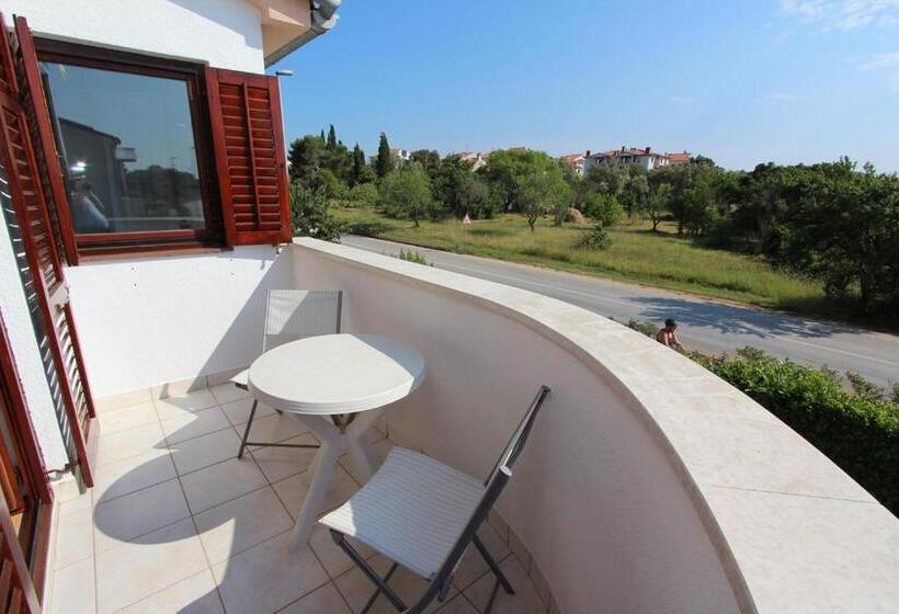 غرفة قياسية مزوَّدة بشُرفة, Rooms And Apartment Luana