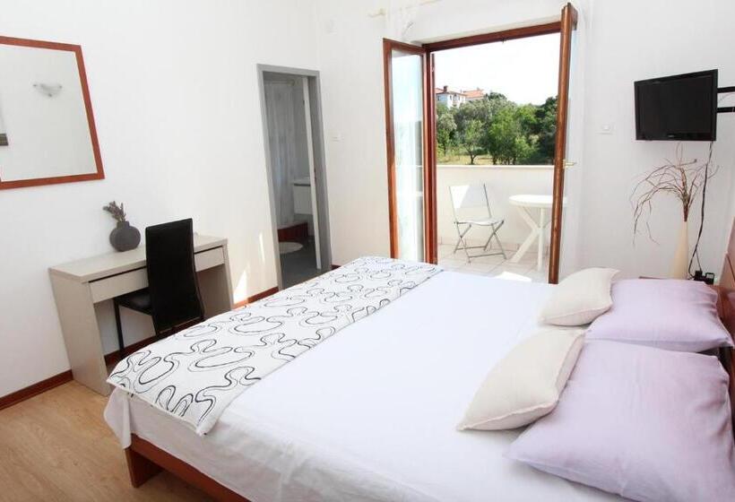 غرفة قياسية مزوَّدة بشُرفة, Rooms And Apartment Luana