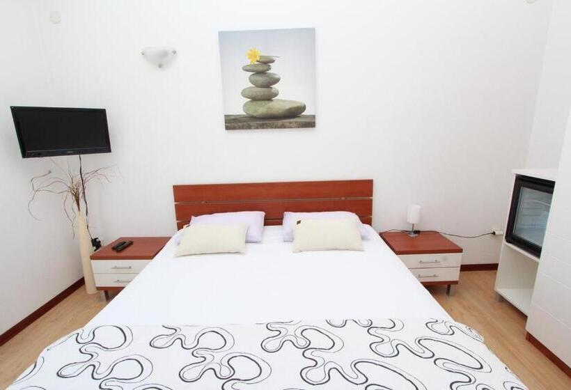 غرفة قياسية مزوَّدة بشُرفة, Rooms And Apartment Luana