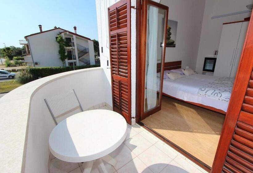 غرفة قياسية مزوَّدة بشُرفة, Rooms And Apartment Luana