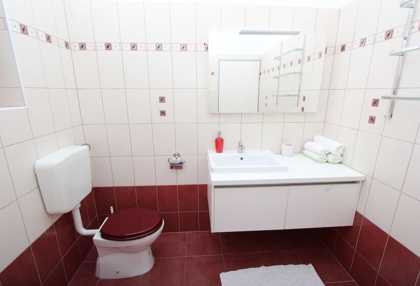 غرفة قياسية مزوَّدة بشُرفة, Rooms And Apartment Luana