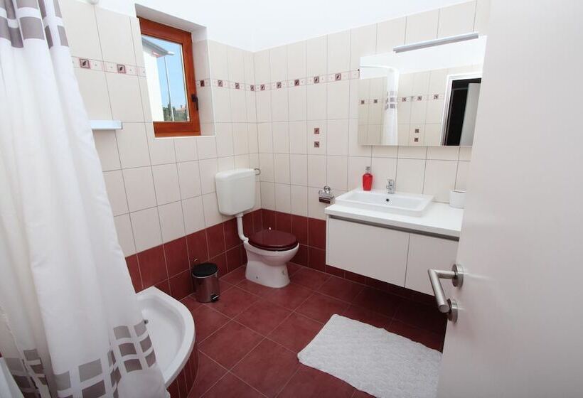 غرفة قياسية مزوَّدة بشُرفة, Rooms And Apartment Luana