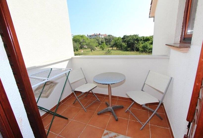 غرفة قياسية مزوَّدة بشُرفة, Rooms And Apartment Luana