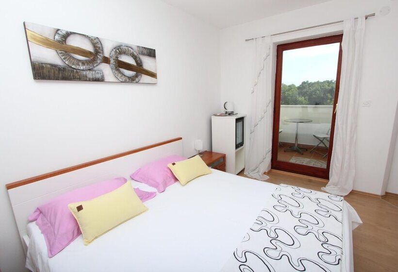 غرفة قياسية مزوَّدة بشُرفة, Rooms And Apartment Luana