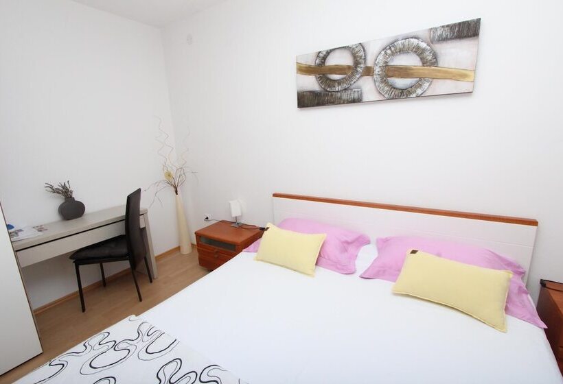 غرفة قياسية مزوَّدة بشُرفة, Rooms And Apartment Luana