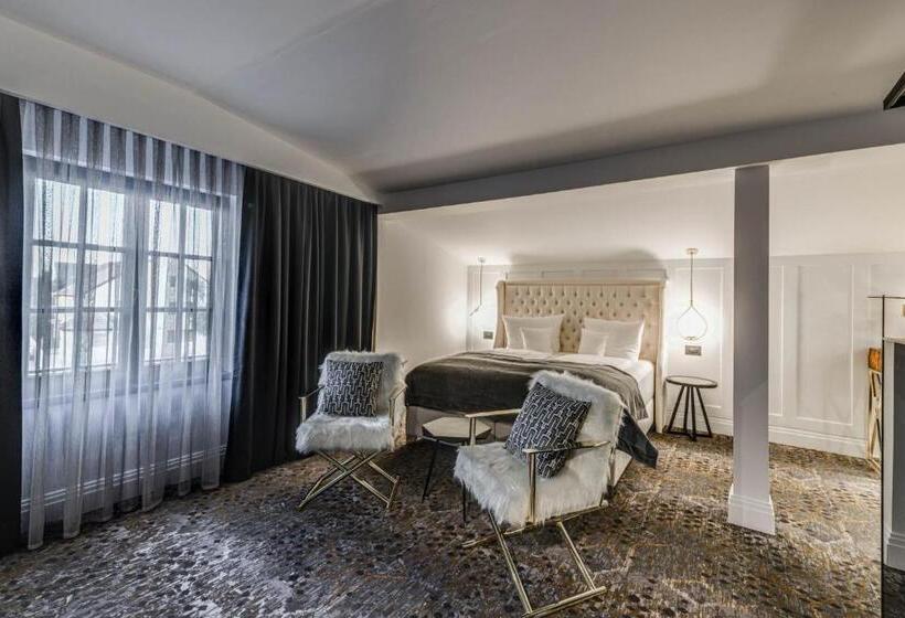 Deluxe Studio, Boutique Donna Anna