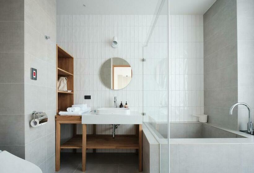 اتاق لوکس, Or Inn