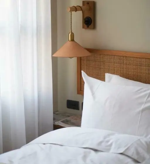 اتاق لوکس, Or Inn