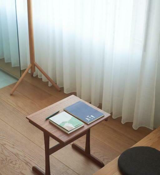 اتاق لوکس, Or Inn