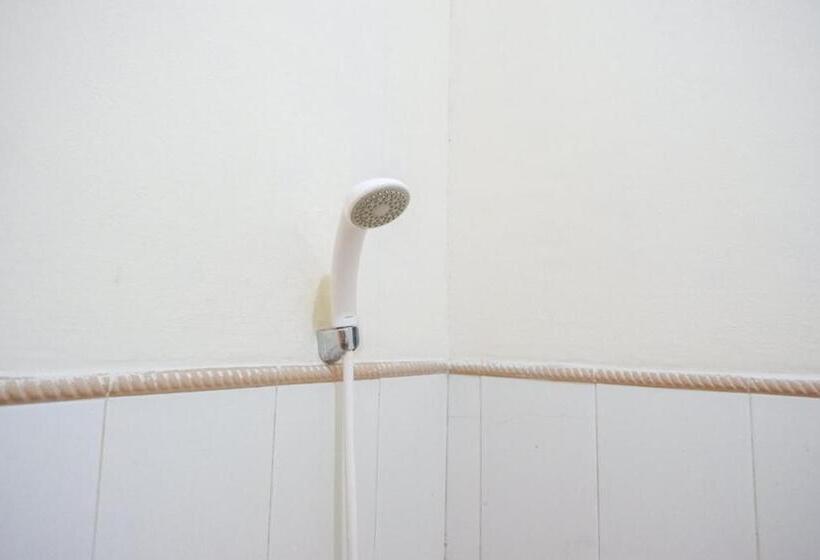 エコノミールーム, Pandawa Guest House At Ngaliyan Square Mitra Reddoorz