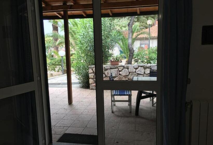 استودیو خانوادگی, Mandel 2 Residence