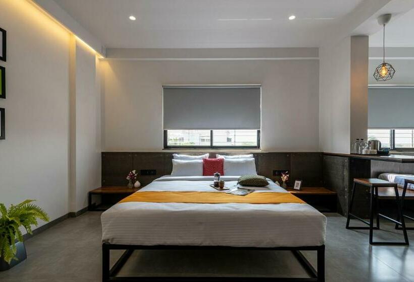 סטודיו משפחתי, The Cult Stay