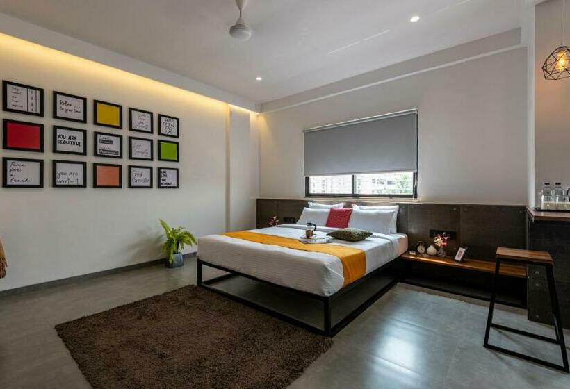 סטודיו משפחתי, The Cult Stay