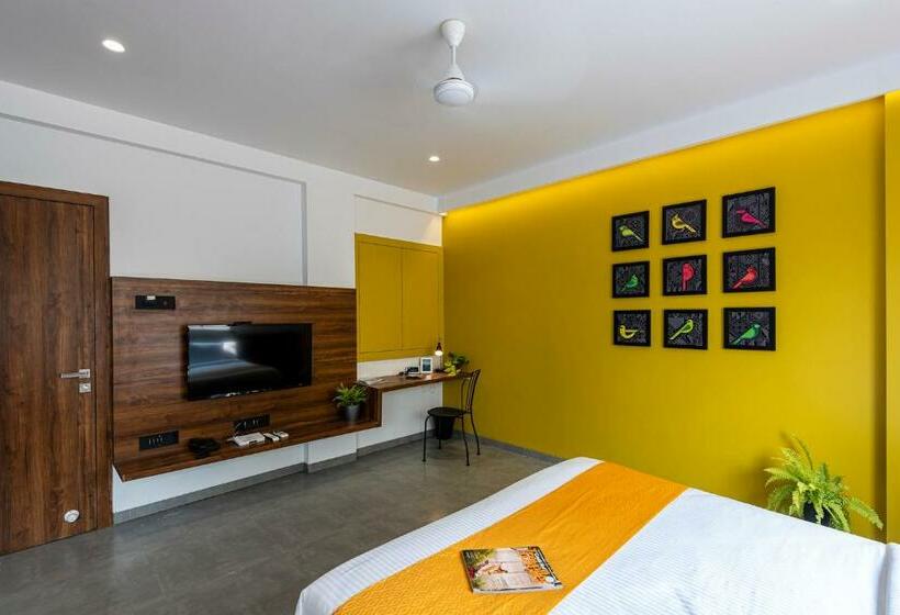 סטודיו משפחתי, The Cult Stay