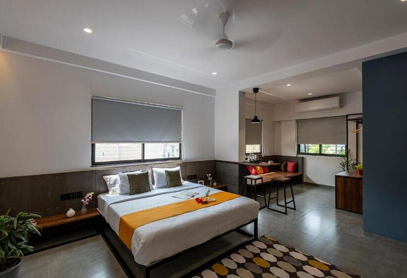 סטודיו משפחתי, The Cult Stay