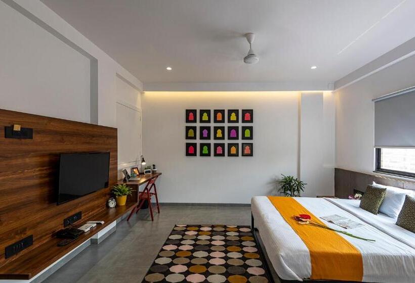 סטודיו משפחתי, The Cult Stay