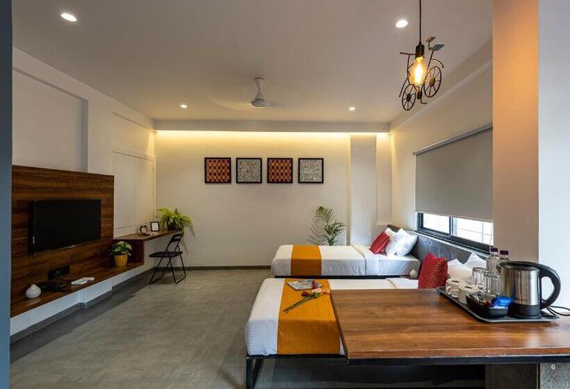 סטודיו משפחתי, The Cult Stay