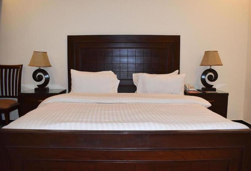 اتاق اکونومی, De Raj Sialkot