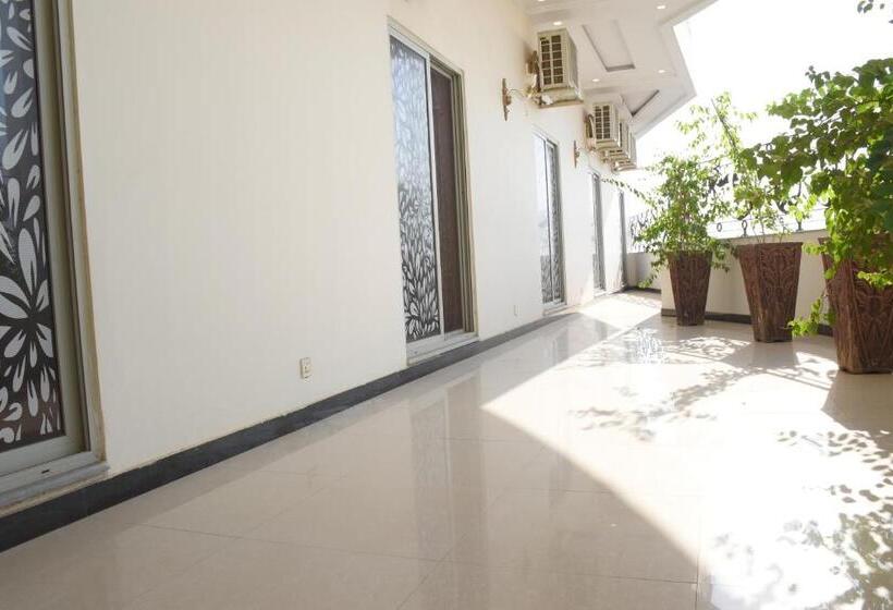 اتاق لوکس با تخت بزرگ, De Raj Sialkot