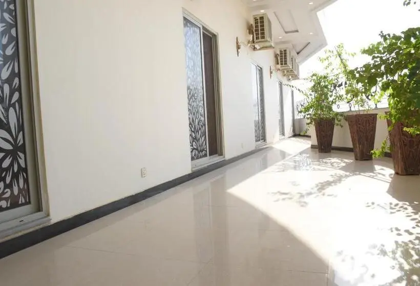 اتاق لوکس با تخت بزرگ, De Raj Sialkot