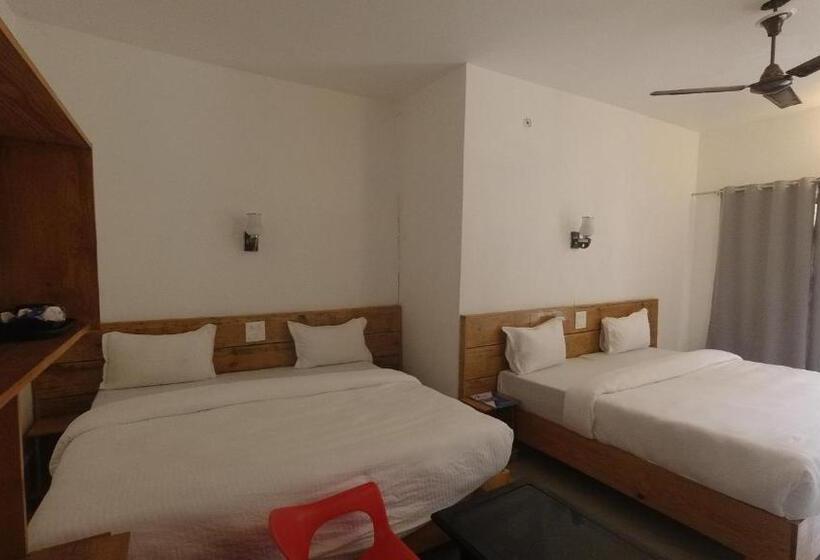 غرفة قياسية رباعية, H7 Stay On The Ganges, Yoga & Spa Resort, Rishikesh