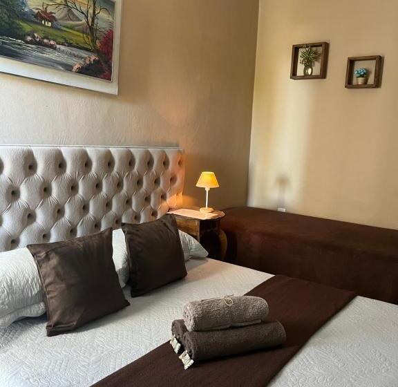 اتاق استاندارد سه تخته با چشمانداز استخر, Suítes Brandi