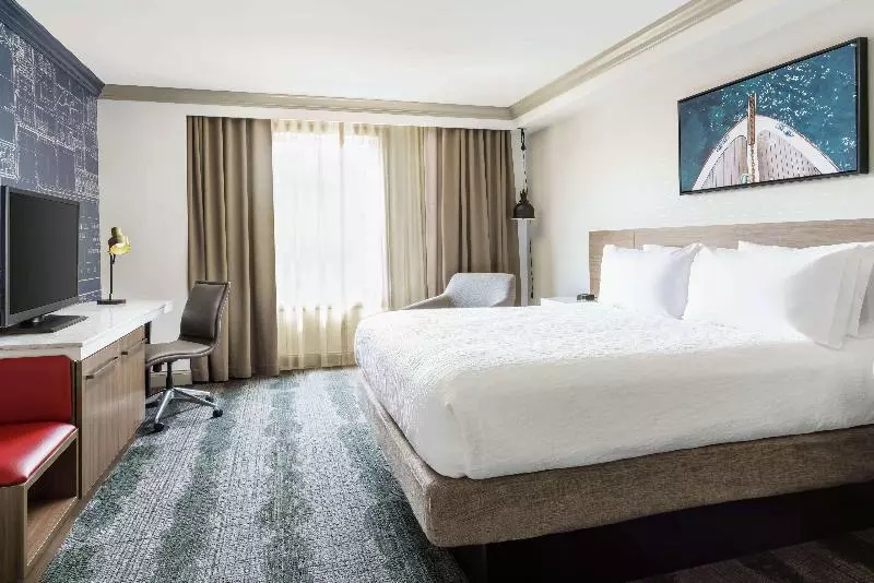 キングサイズベッドのスタンダードルーム, Hilton Garden Inn Annapolis Downtown