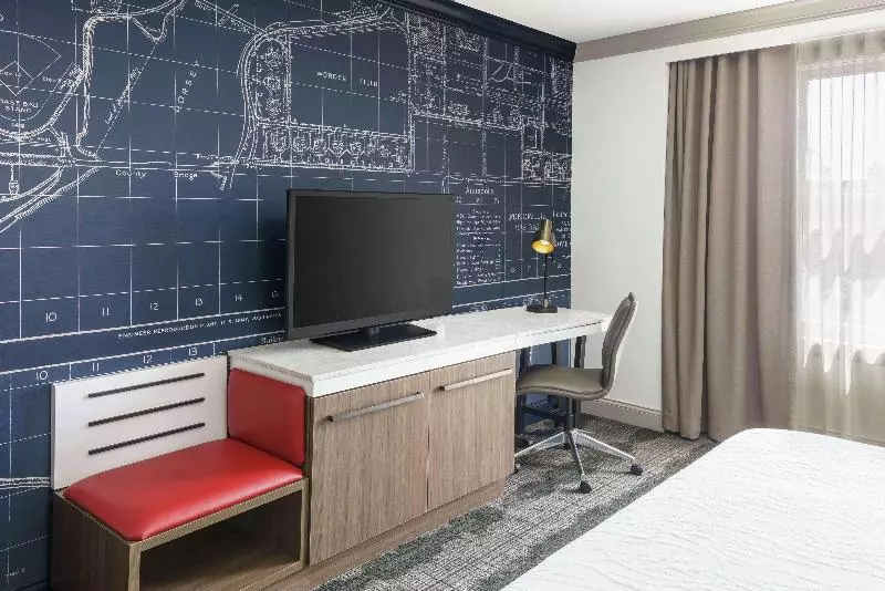 キングサイズベッドのスタンダードルーム, Hilton Garden Inn Annapolis Downtown