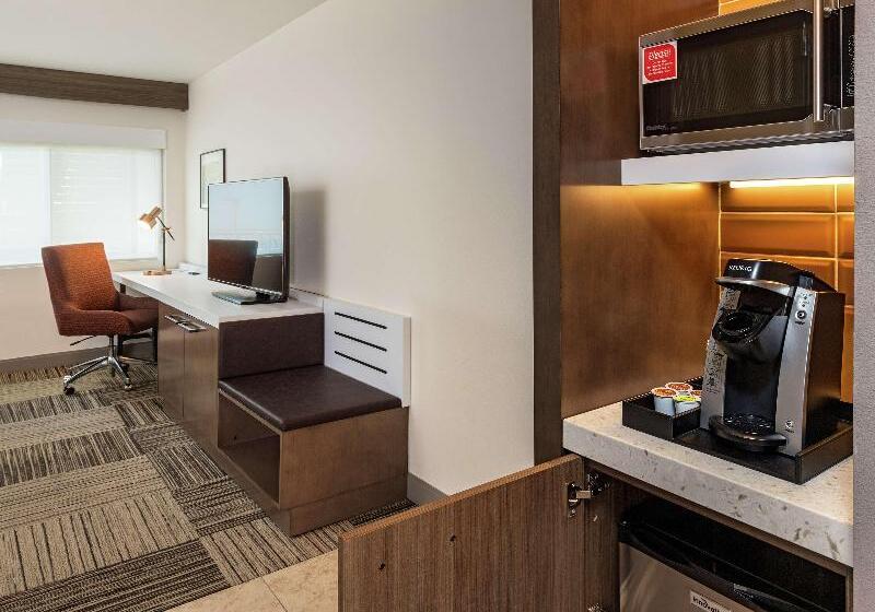 מיטת קינג בסוויטה, Hilton Garden Inn Davis Downtown