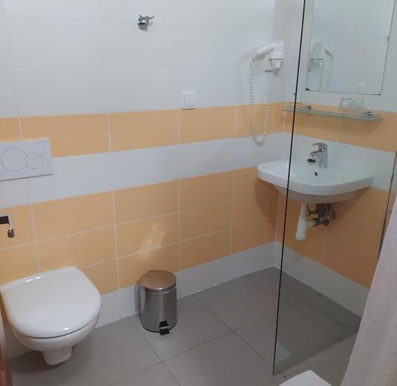 דירת שני חדרים, Kryštof