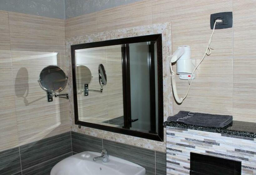 מיטת קינג בסוויטה, Luander