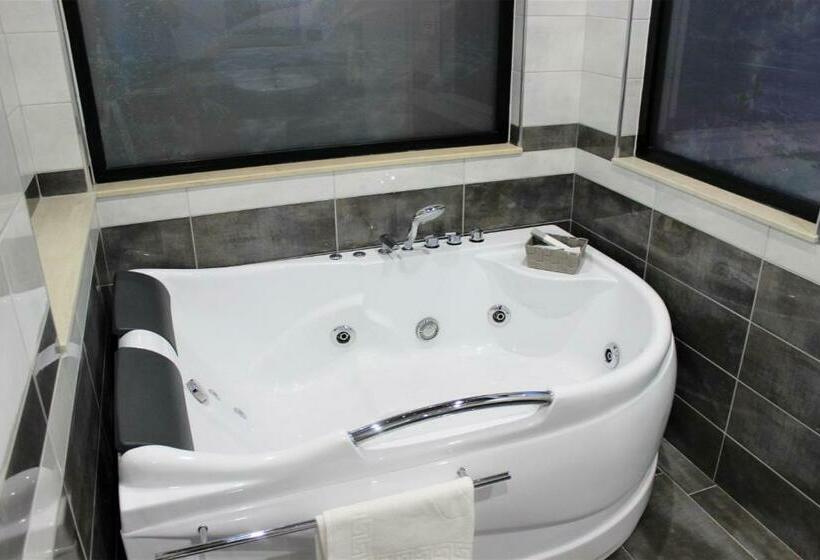 מיטת קינג בסוויטה, Luander