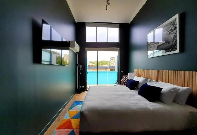 سوئیت با بالکن, The Blue Hotel Bondi