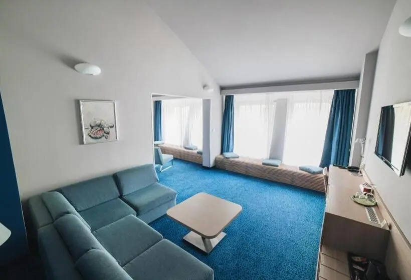 Deluxe Suite, Split