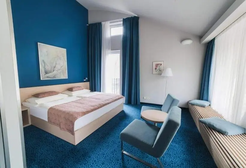 Deluxe Suite, Split