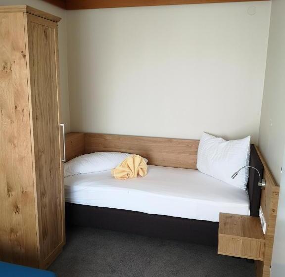 Standard Kolmen Hengen Huone, Thier