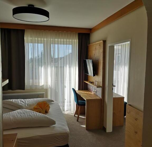 Standard Kolmen Hengen Huone, Thier