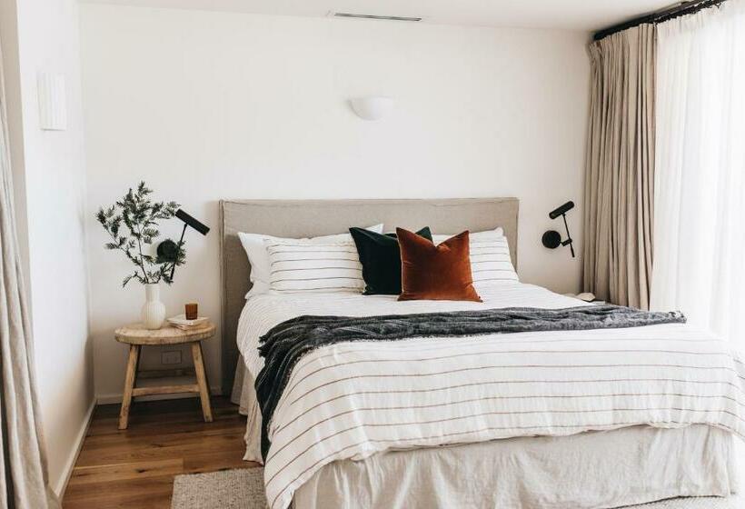 بانگلوی استاندارد, The Oaks Ranch