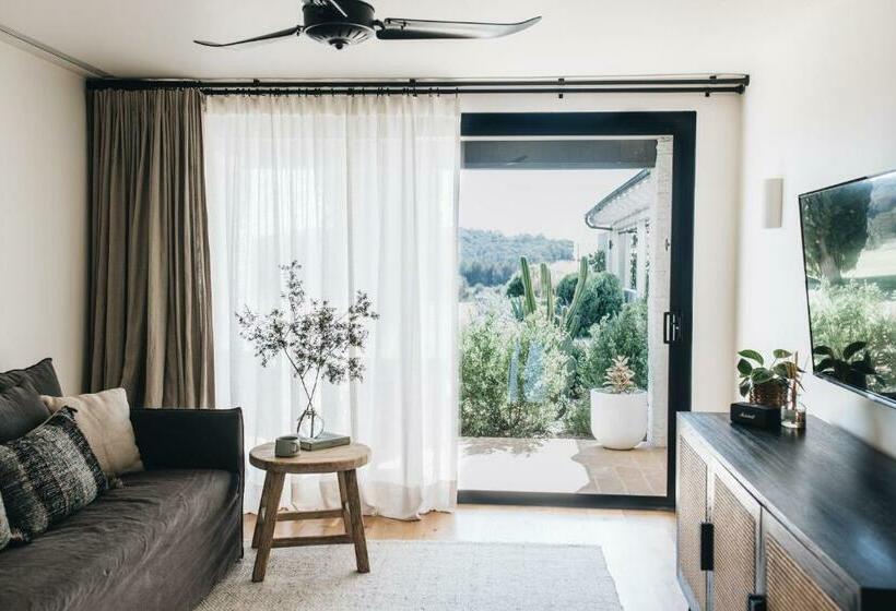 بانگلوی استاندارد, The Oaks Ranch