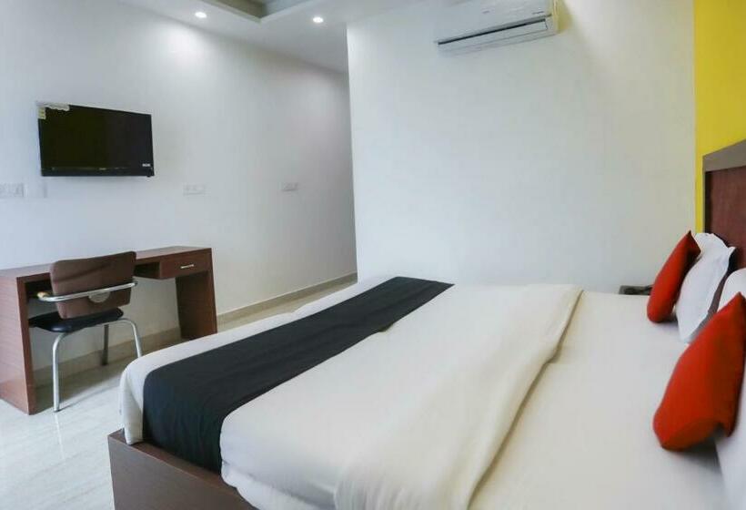 트리플 클래식 룸, Capital O Hotel Sapphire Near Iskcon Temple Noida